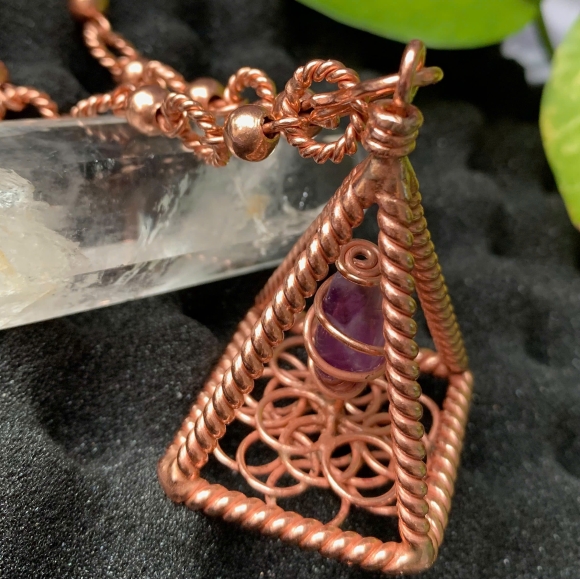 Mặt dây đeo cổ kim tự tháp Nubia