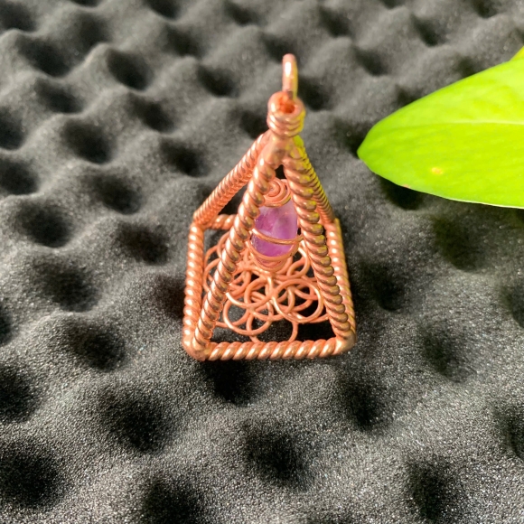 Mặt dây đeo cổ kim tự tháp Nubia